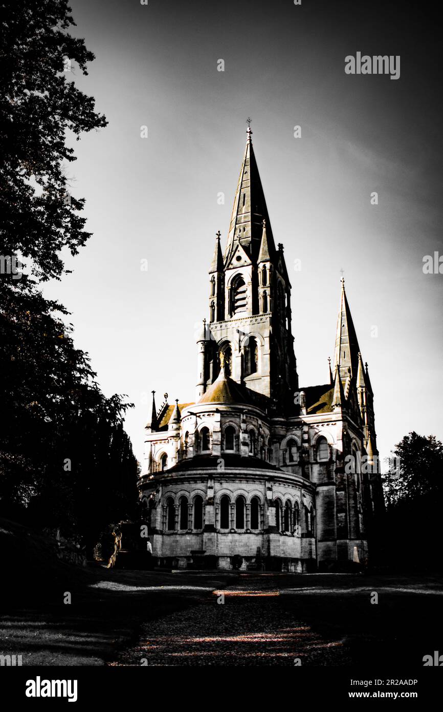 Vista della vecchia cattedrale cristiana del 19th ° secolo nella città irlandese di Cork. Architettura religiosa cristiana in stile neogotico. Cattedrale Foto Stock