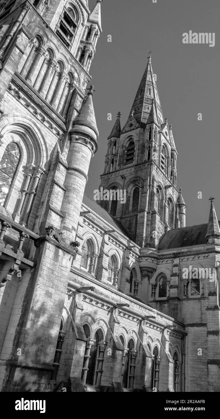 La guglia gotica di una chiesa anglicana a Cork, Irlanda. Architettura religiosa cristiana neo-gotica. Chiesa Cattedrale di St fin barre, Cork - uno di Foto Stock