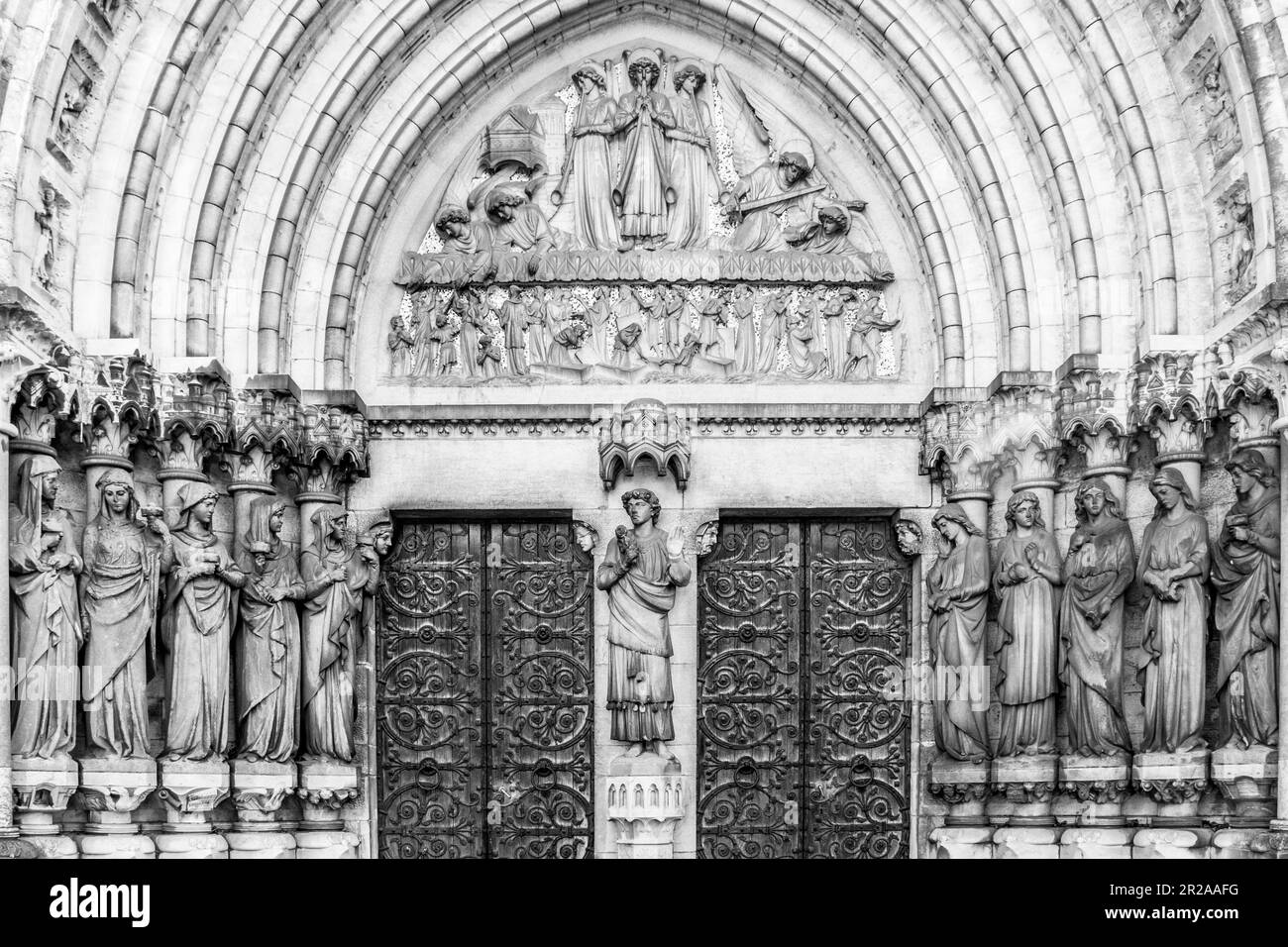 L'entrata alla Cattedrale Anglicana di St fin barre nella citta' Irlandese di Cork. Sculture delle cinque Vergini sagge e delle cinque stolte su entrambi i lati Foto Stock