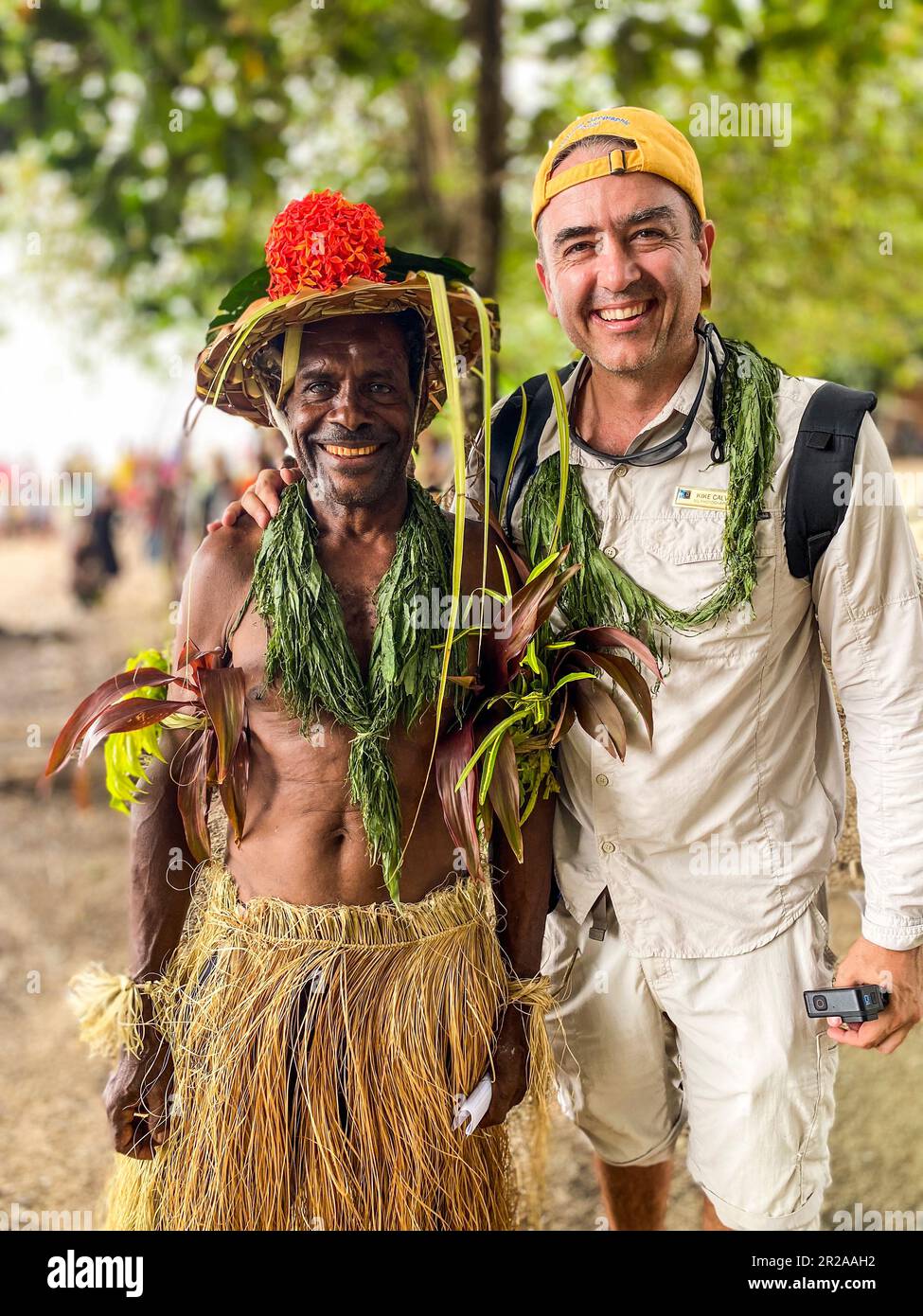 Fotografo e autore in visita all'isola di Utupu Foto Stock