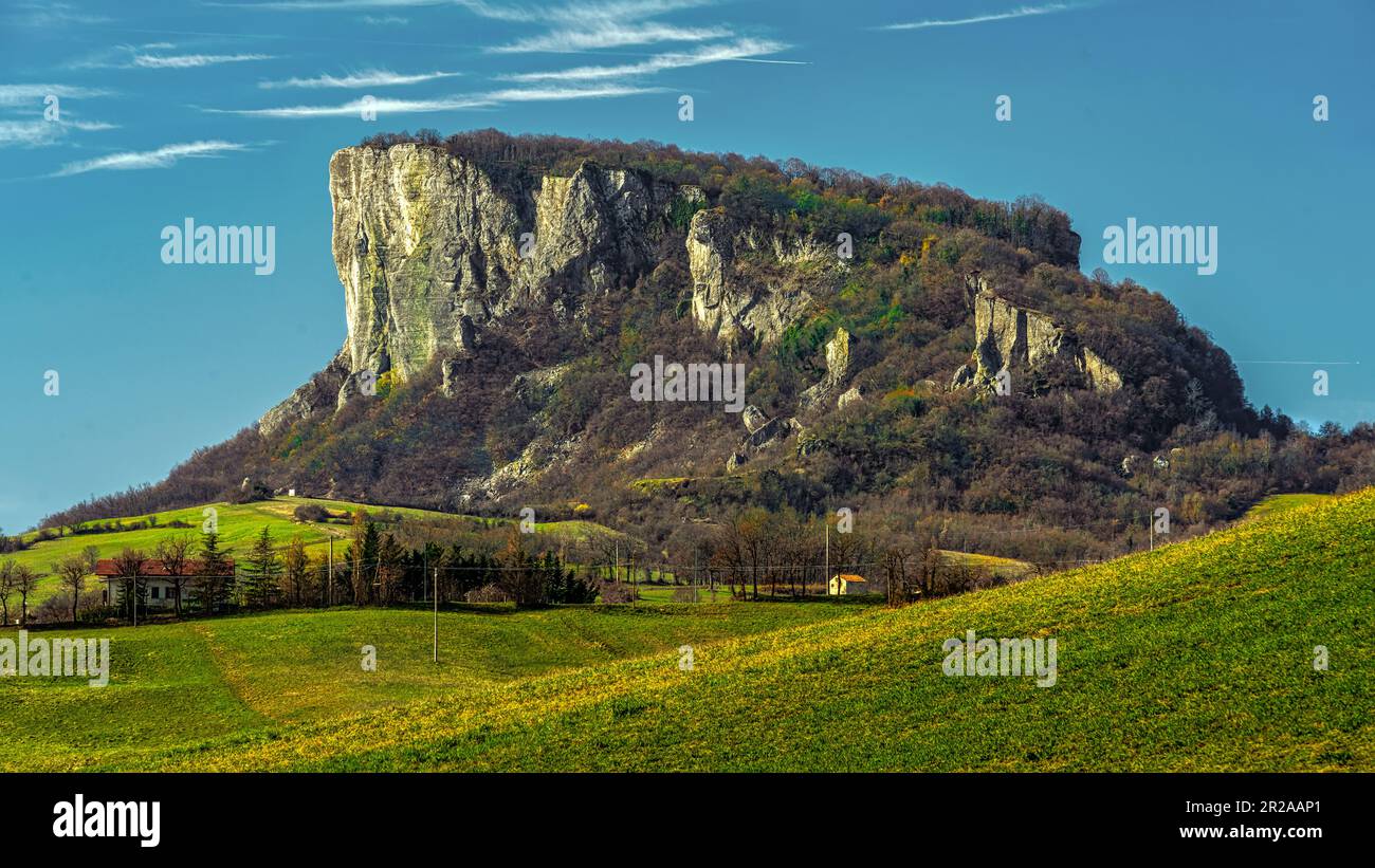 La pietra di Bismantova vista da terra. Castelnovo ne' Monti, provincia di Reggio Emilia, Emilia Romagna, Italia. Foto Stock