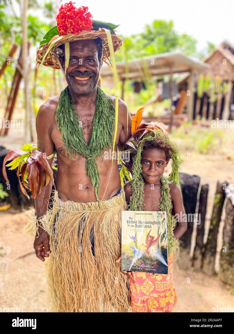 Donazioni bilingue di libri del progetto Adventures of Pili nell'isola di Utupua nelle Solomoni Foto Stock