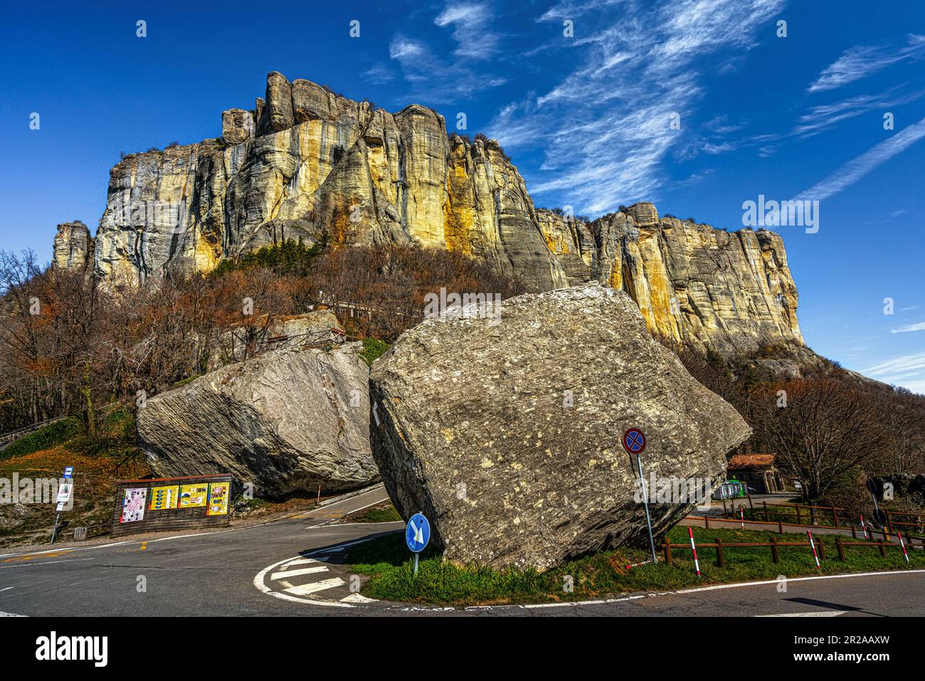 La pietra di Bismantova vista da terra. Castelnovo ne' Monti, provincia di Reggio Emilia, Emilia Romagna, Italia. Foto Stock