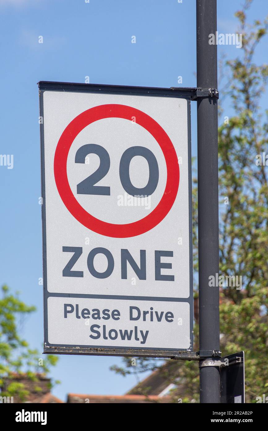 20mph zone sign, Lillian Avenue, Acton Town, Acton, London Borough of Ealing, Greater London, England, United Kingdom Foto Stock