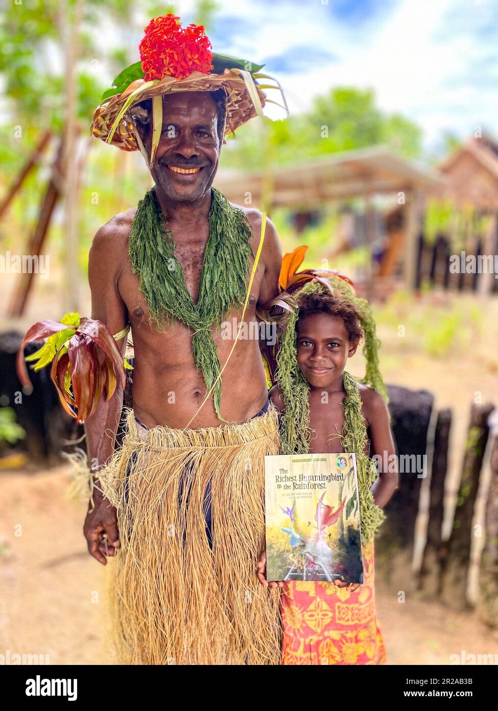 Donazioni bilingue di libri del progetto Adventures of Pili nell'isola di Utupua nelle Solomoni Foto Stock