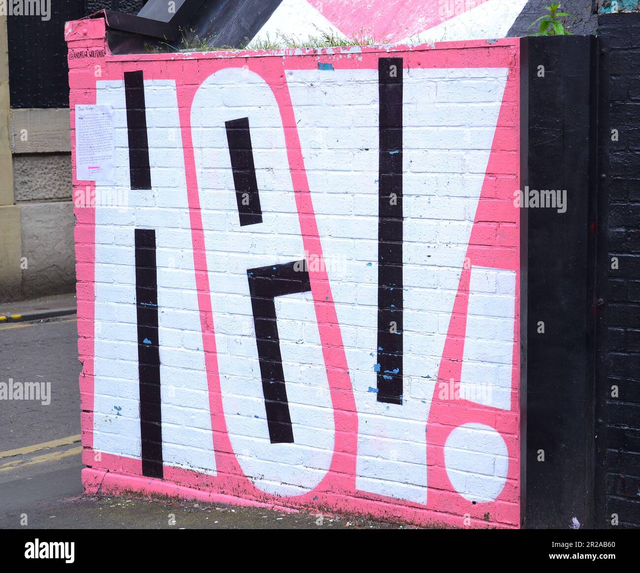 Dipinto, grande cartello 'Hey' su un muro di mattoni nel centro di Manchester, Regno Unito. Foto Stock