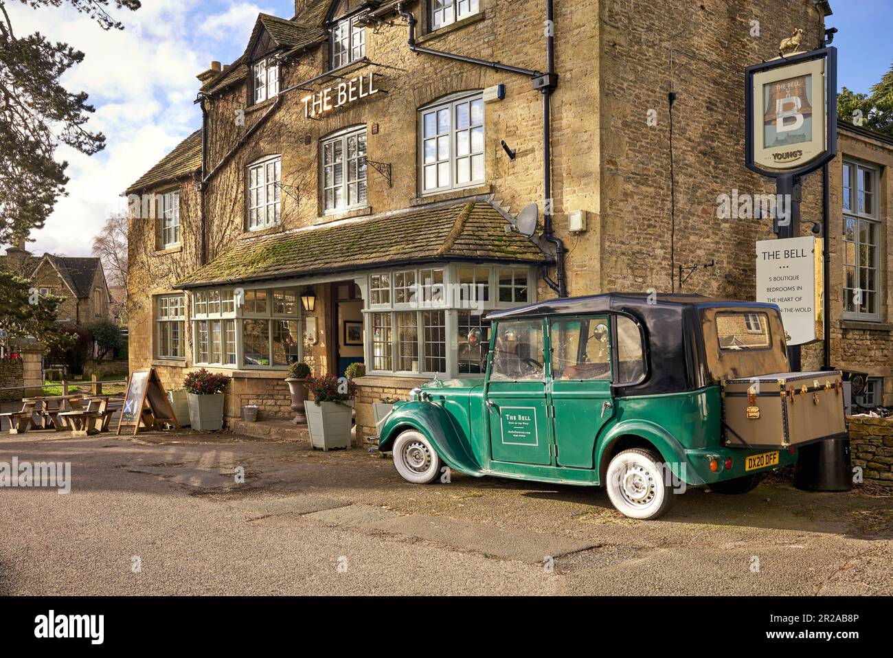 Bell Hotel e pub di campagna con auto elettrica Suzhou Eagle EG6060K simile a una Rolls Royce d'epoca. Stoow-on-the-Wold, Cotswolds, Inghilterra Foto Stock
