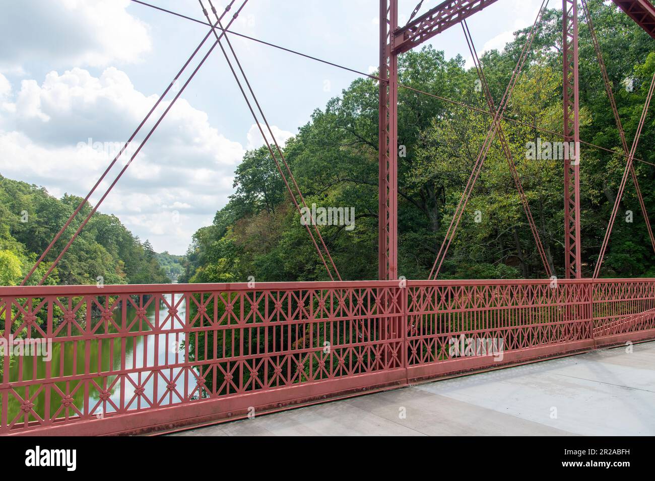 New Milford, Connecticut, USA-agosto 2022; vista sul fiume Housatonic dal ponte in ferro battuto Lover's Leap Bridge, un ponte a capriata lenticolare Foto Stock