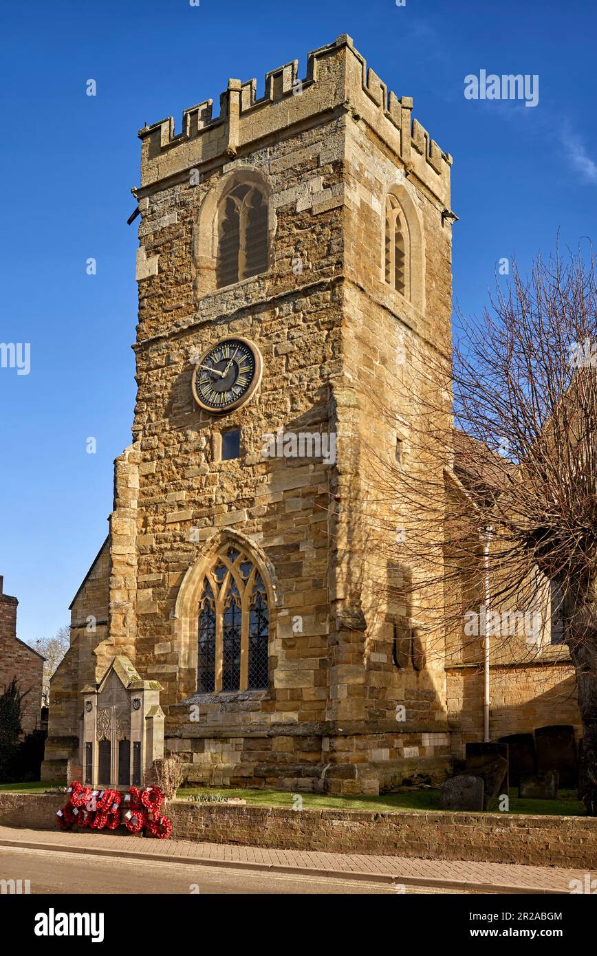 St Chiesa di Edmund, con corone papavero disposte per il giorno della memoria. Shipston-on-Stour, Warwickshire, Inghilterra, Regno Unito Foto Stock