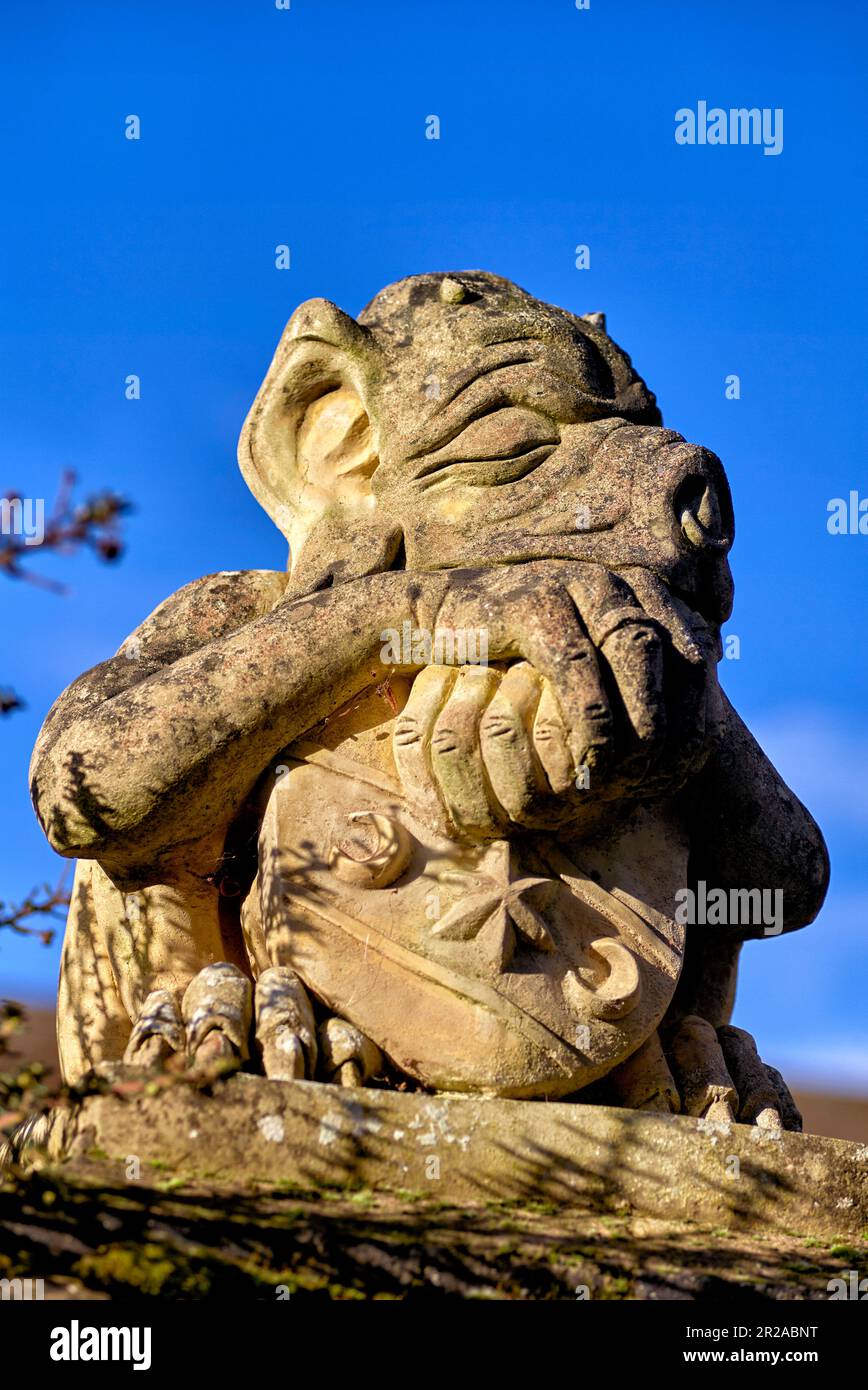 Mitico animale di pietra bestia all'ingresso di una casa privata Foto Stock