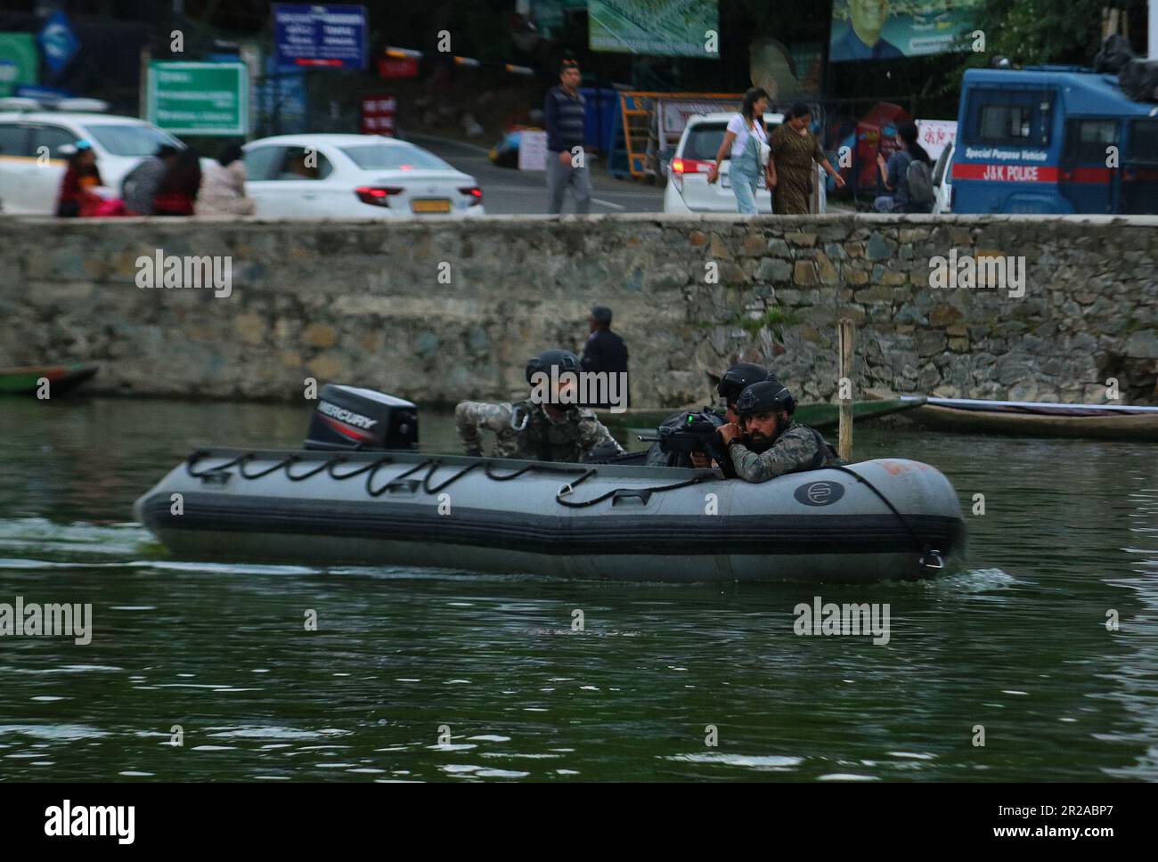 Maggio 17,2023, Srinagar Kashmir, India : i Marine Commandos (MARCOS) della Marina indiana pattugliano sulle acque del lago dal, mentre la sicurezza si innalza in vista del vertice dei leader del G20 del 2023 a Srinagar, la capitale estiva del Kashmir indiano. Il 17,2023 maggio a Srinagar Kashmir, India.(Foto di Firdous Nazir/Eyepix Group). Foto Stock