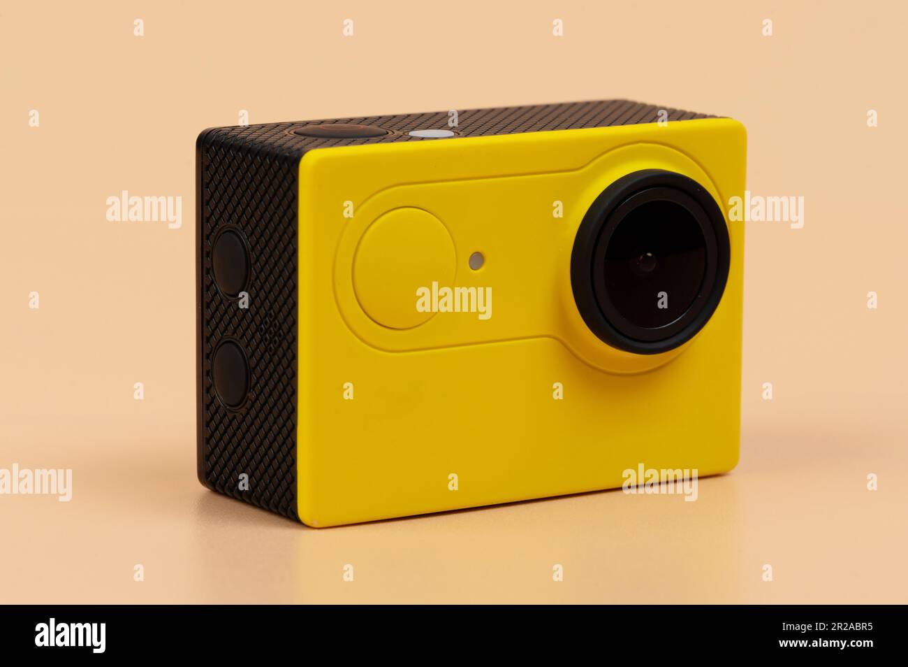 Telecamera sportiva ad alta definizione gialla isolata su sfondo marrone Foto Stock
