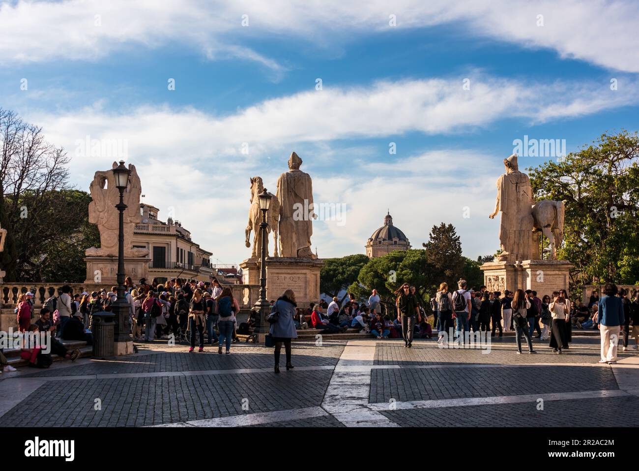 ROM, Italien, März 2023 Touristisches Treiben auf der Piazza del Campidoglio mit den Statuen der Zwillingssöhne Casteot und Pollux des Zeus Foto Stock