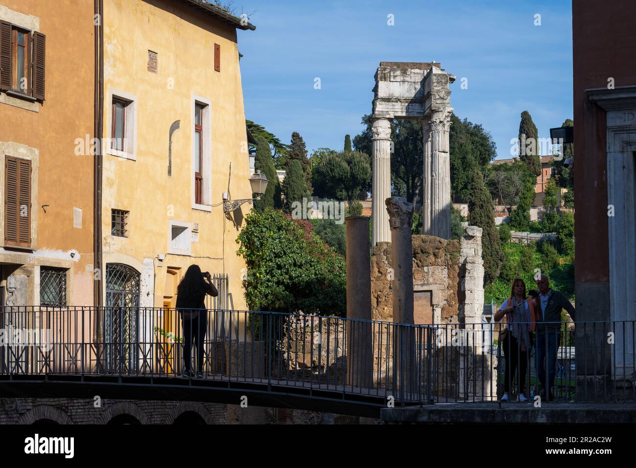 ROM, Italien, März 2023 Ausgrabungsstätte eines römischen Forums im jüdischen Viertel Foto Stock