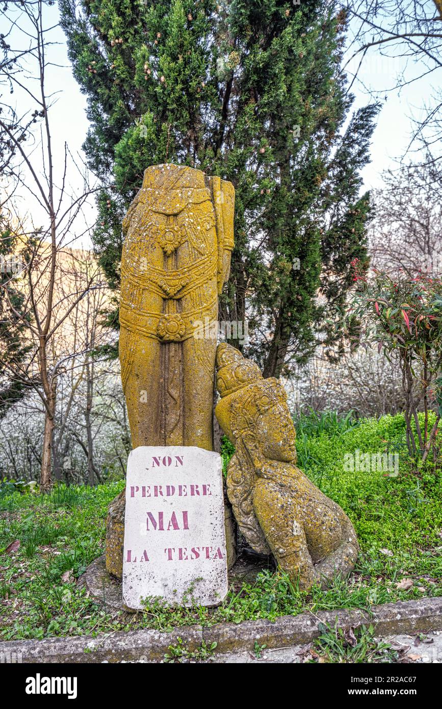 Statua buddista divisa in due parti con un'iscrizione alla base di Votigno di Canossa. Provincia di Reggio Emilia, Emilia Romagna, Italia, Europa Foto Stock