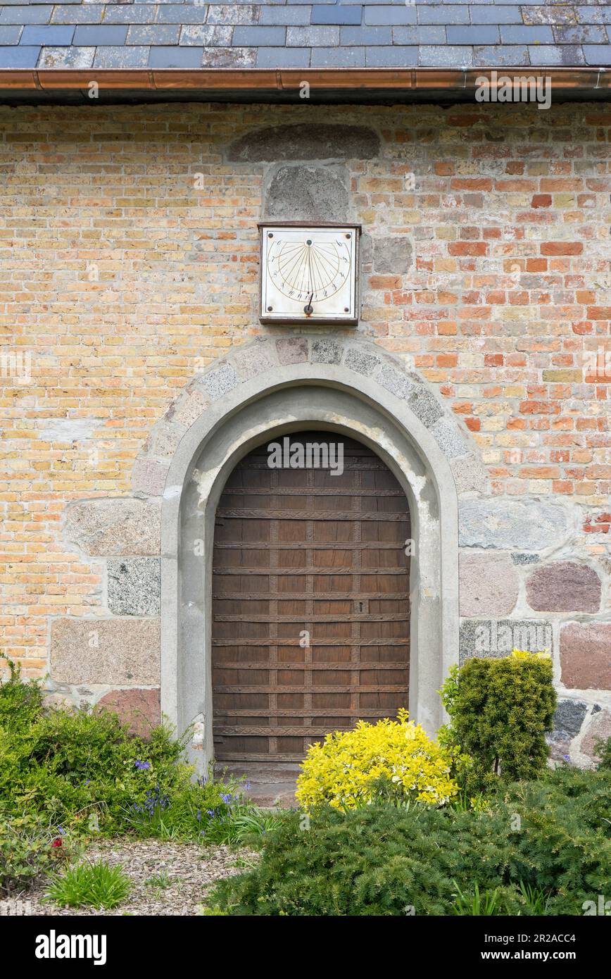 Ingresso della chiesa del villaggio di Steinbergkirche nello Schleswig-Holstein, Germania Foto Stock