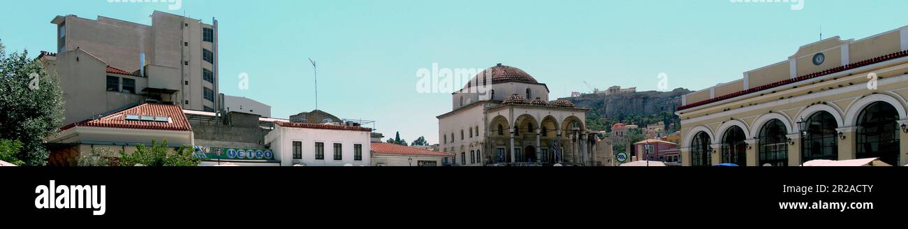 Vista dell'Acropoli da piazza Monastiraki ad Atene durante una giornata estiva. Foto Stock