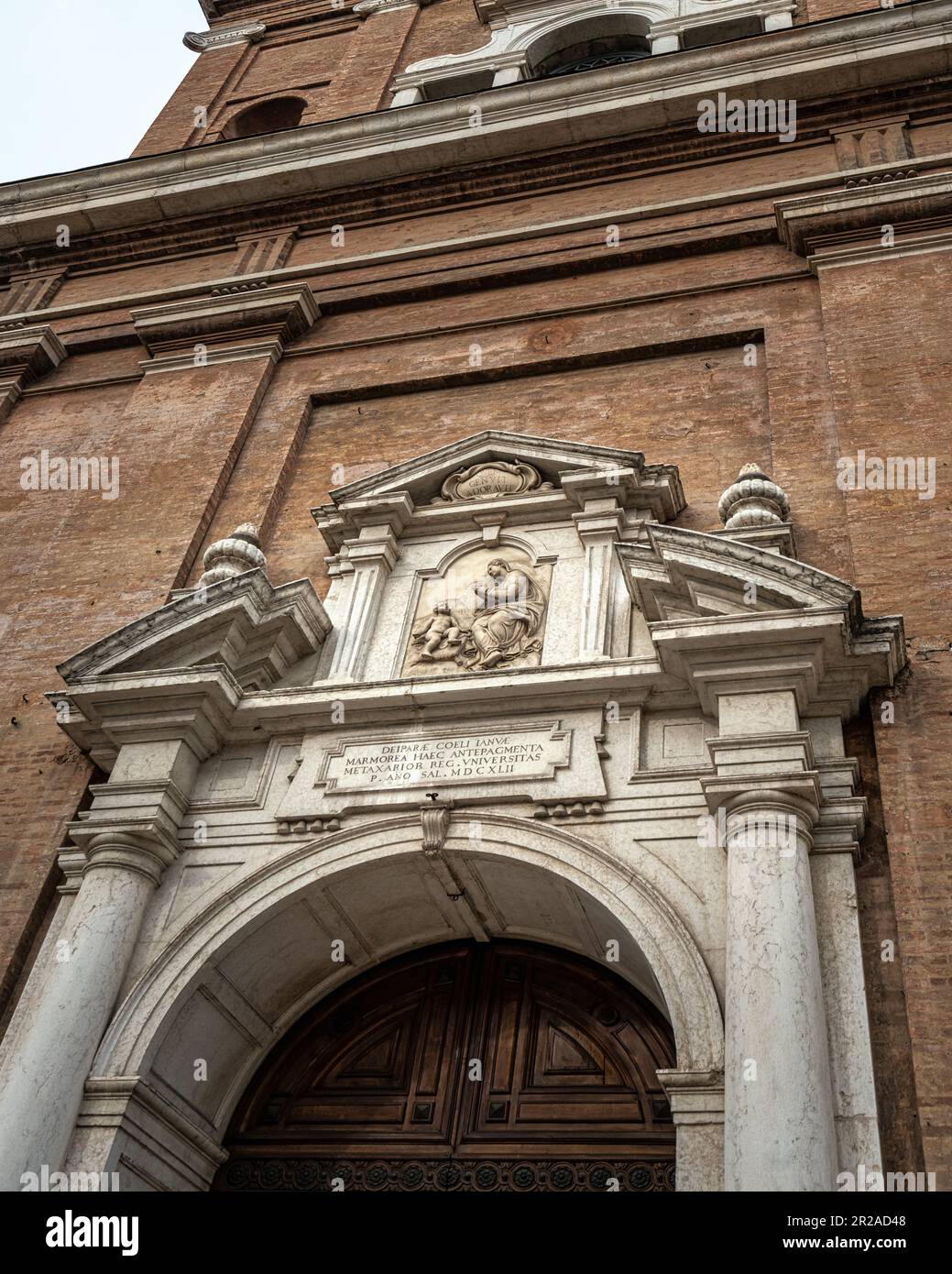 Portale decorato con marmi e stucchi bianchi della facciata della Basilica della Beata Vergine della Ghiara. Reggio Emilia, Emilia Romagna, Italia Foto Stock