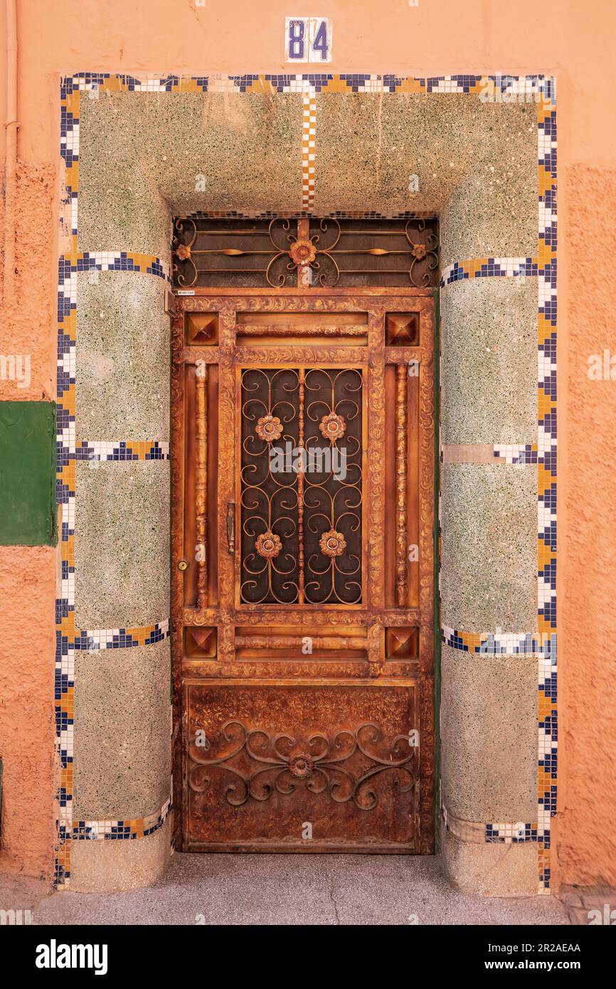 Tipica casa marocchina porta, piastrelle colorate, design arabo Foto Stock