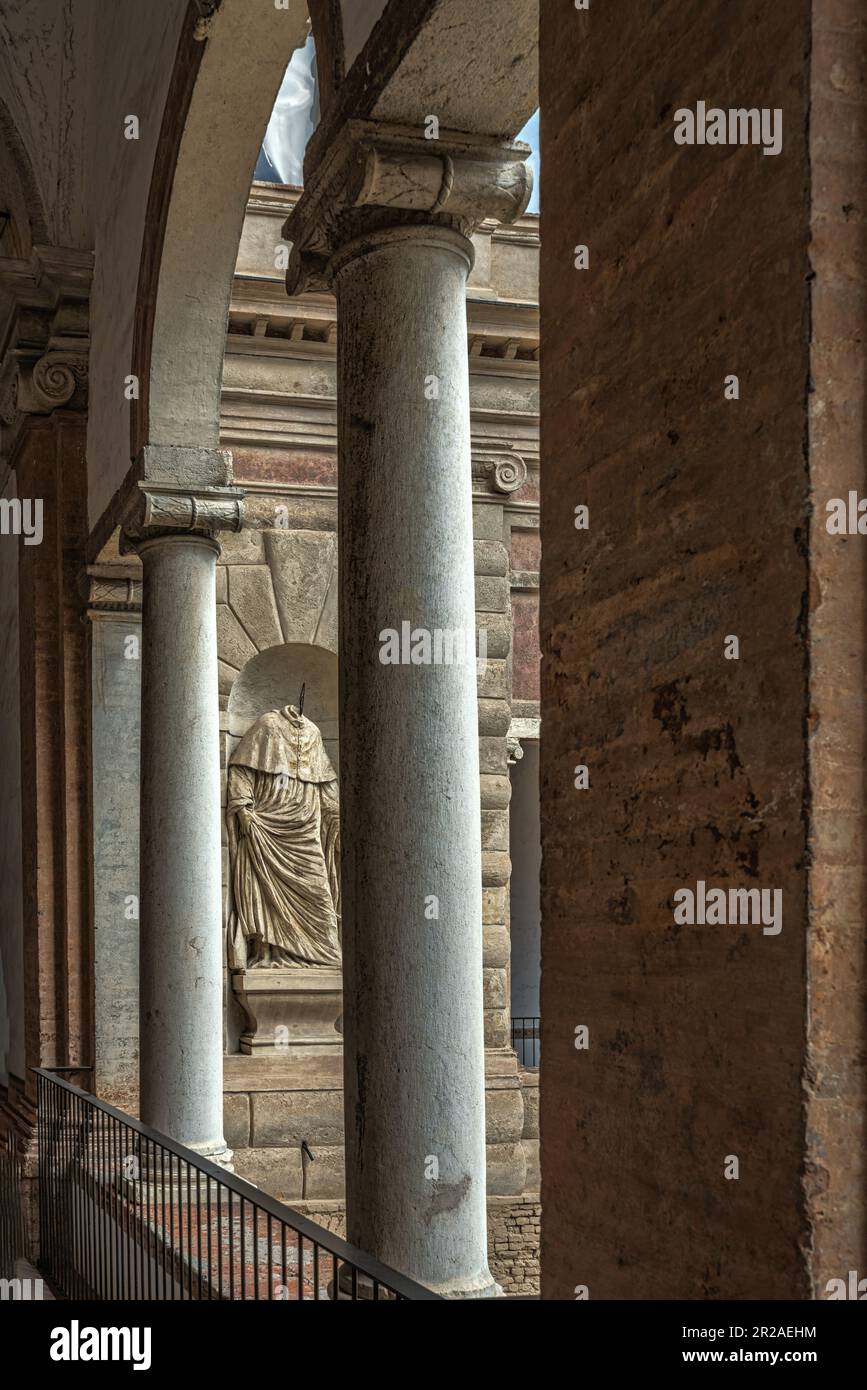 Scorci del complesso monumentale dei Chiostri di San Pietro, sullo sfondo la cupola della Chiesa di San Pietro a Reggio Emilia. Foto Stock