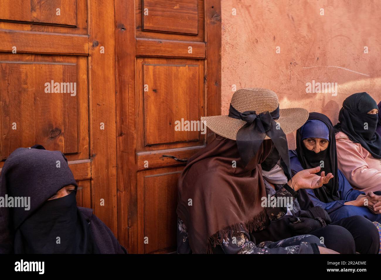 Gruppo di persone che parlano insieme nella strada di Marrakech (Marocco) 2023 Foto Stock
