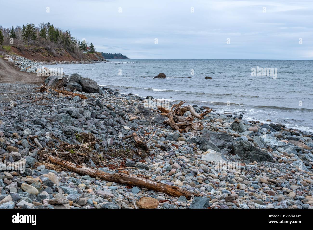 Litorale roccioso sullo stretto del Northumberland nella contea di Antigonish Nova Scotia preso all'inizio della primavera. Foto Stock