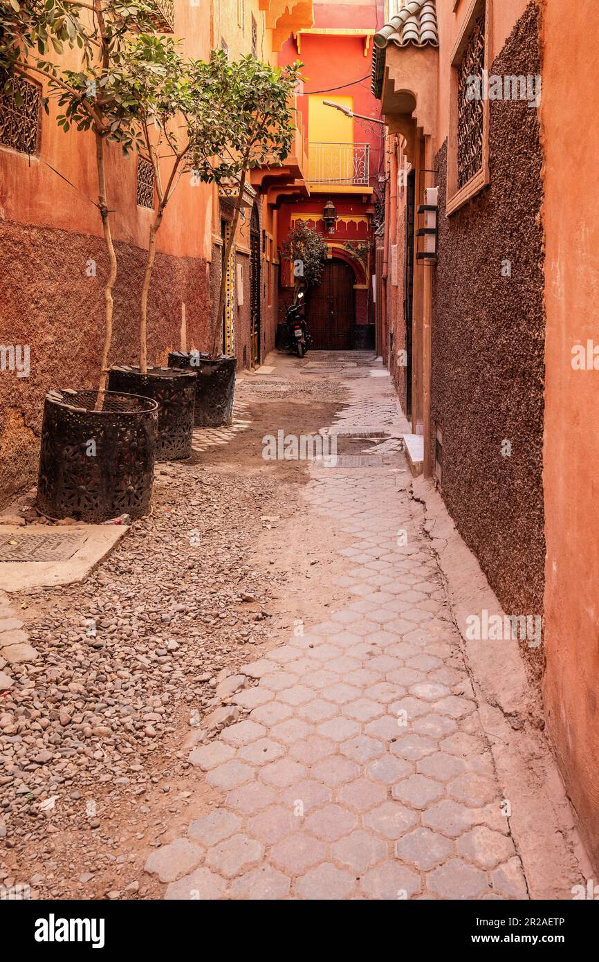 Marrakech Marocco 2023: Strada tipica della Kasbah che mostra l'architettura araba. Cultura colorata delle case. Foto Stock