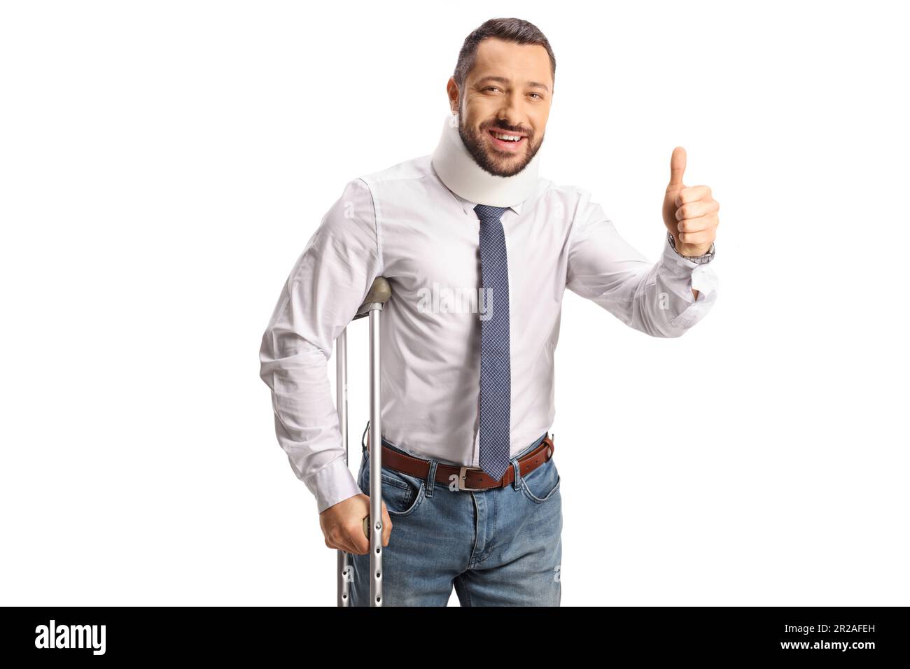 Allegro ferito uomo con un collare cervicale e un crutch gesturante pollici isolato su sfondo bianco Foto Stock