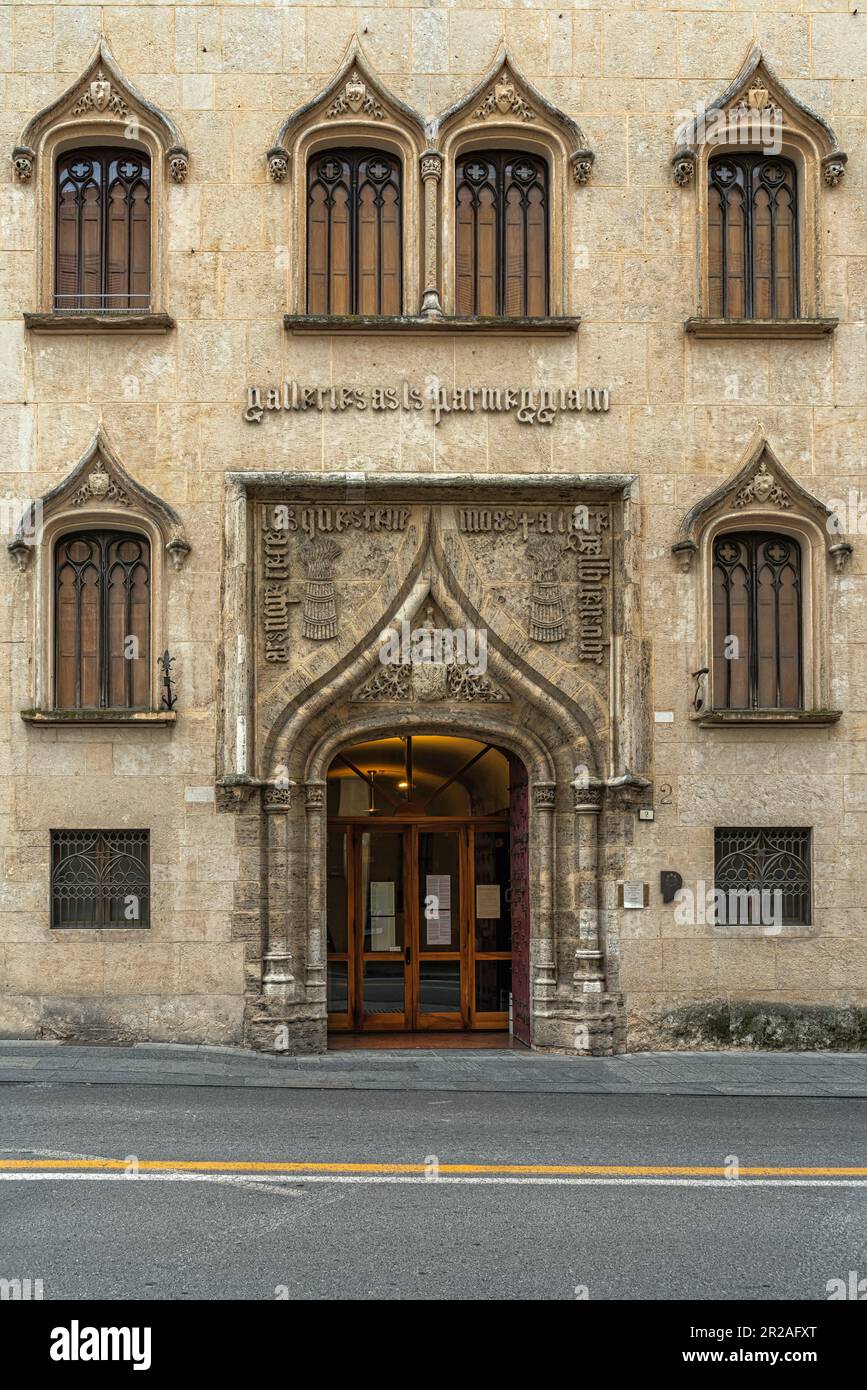 Il fantasioso edificio gotico-rinascimentale, in stile francese e spagnolo, commissionato da Parmeggiani nel 1924 per ospitare la sua galleria d'arte. Reggio Emilia Foto Stock
