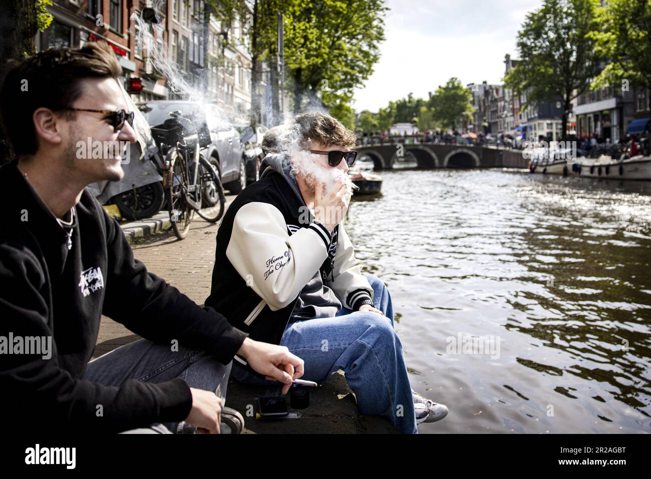 AMSTERDAM - Un gruppo di turisti tedeschi fuma un comune nel quartiere a luci rosse. Nella lotta contro i disturbi causati dal consumo di droga negli spazi pubblici, è vietato fumare l'erbaccia sulla strada nel centro storico di Amsterdam. ANP RAMON AVN FLYMEN olanda fuori - belgio fuori Foto Stock