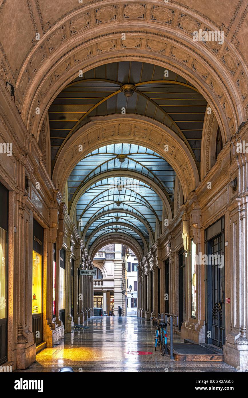 La galleria di Santa Maria con i suoi locali commerciali e le volte in vetro decorate. Reggio Emilia, Emilia Romagna, Italia, Europa Foto Stock