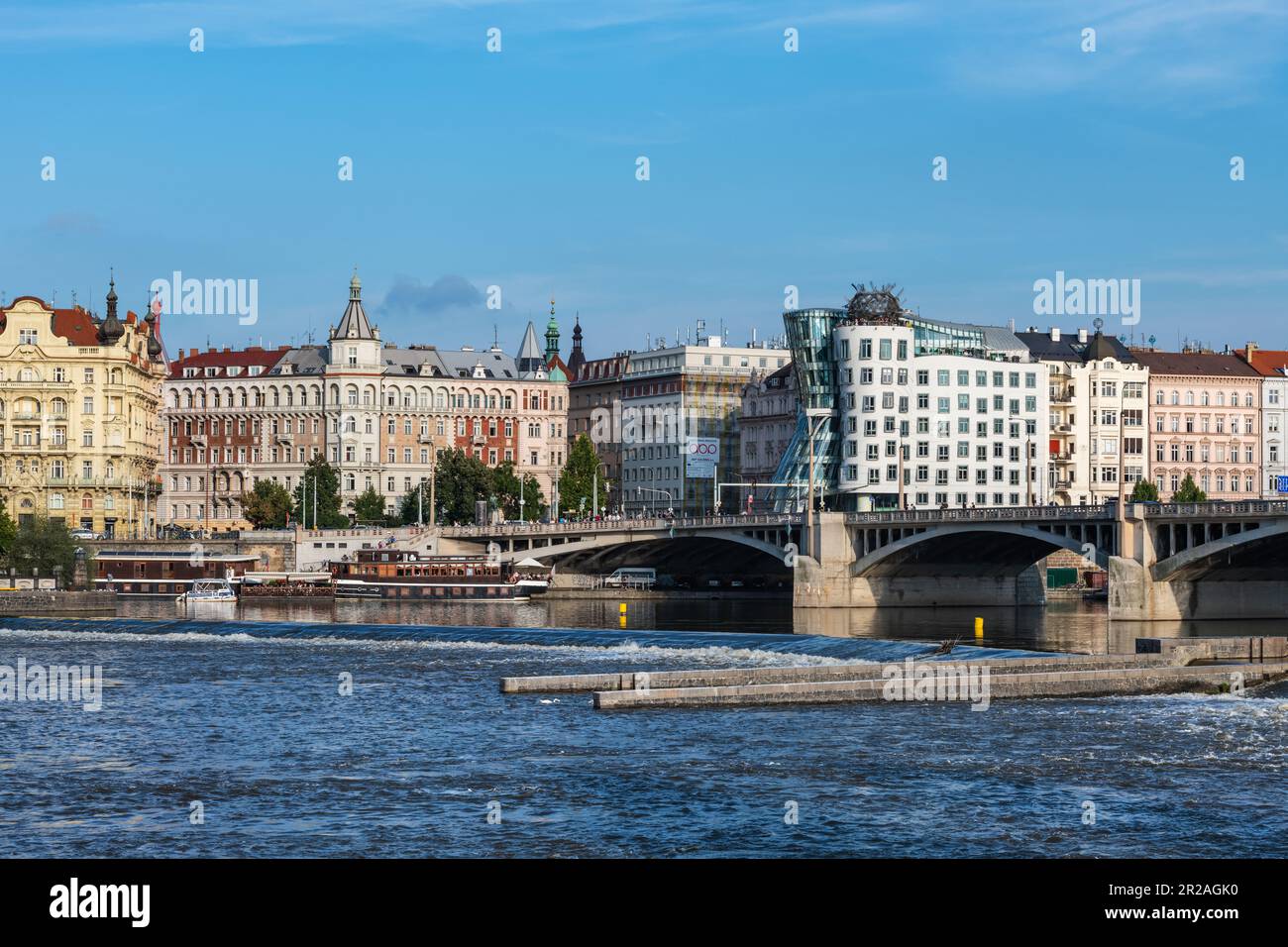 PRAGA, REPUBBLICA CECA - 24 AGOSTO 2022: Vista grandangolare della Dancing House nel quartiere nove Mesto a Praga, Repubblica Ceca. Foto Stock