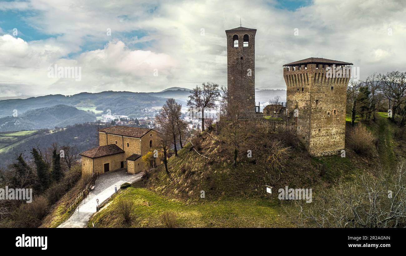 Veduta aerea, movimento orbitale, del castello di Sarzano. Fortificazione medievale, è uno dei castelli delle terre matildiche. Reggio Emilia Foto Stock