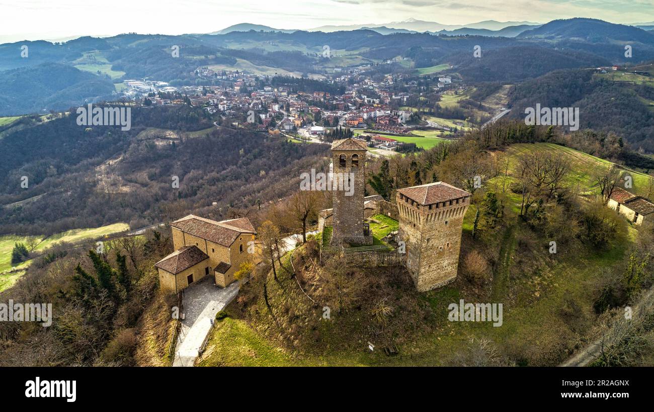 Veduta aerea, movimento orbitale, del castello di Sarzano. Fortificazione medievale, è uno dei castelli delle terre matildiche. Reggio Emilia Foto Stock