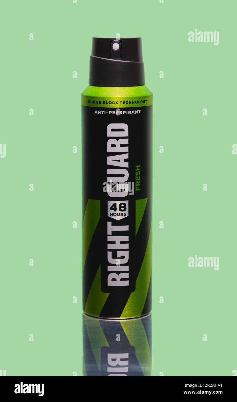 Immagine studio del deodorante Right Guard su sfondo verde a gradiente, Mansfield, Nottingham, Regno Unito. Foto Stock