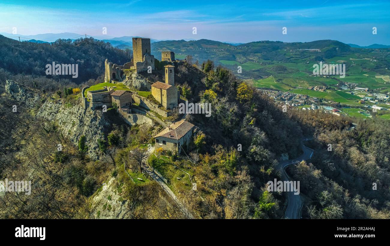 Veduta aerea del castello di Carpinete. È uno dei castelli delle terre matildiche. Carpineti, provincia di Reggio Emilia, Emilia Romagna, Italia, Europa Foto Stock