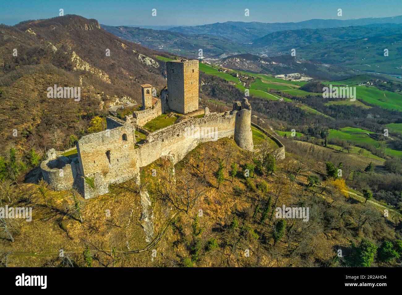 Veduta aerea del castello di Carpinete. È uno dei castelli delle terre matildiche. Carpineti, provincia di Reggio Emilia, Emilia Romagna, Italia, Europa Foto Stock