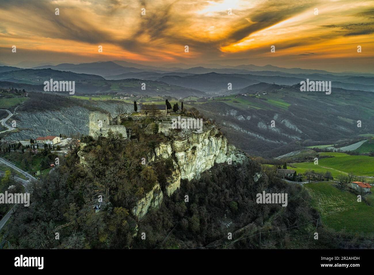Veduta aerea dei ruderi del castello di Matilde di Canossa con i calanchi e le colline dell'Appennino emiliano sullo sfondo. Emilia Romagna, IT Foto Stock