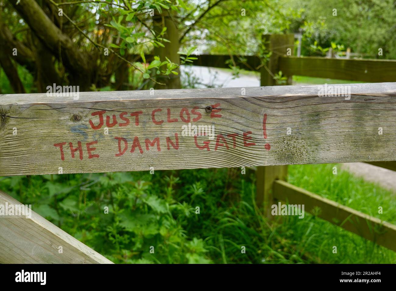 Una richiesta impolita di chiudere un cancello sul sentiero della valle del fiume Sett, Derbyshire Foto Stock