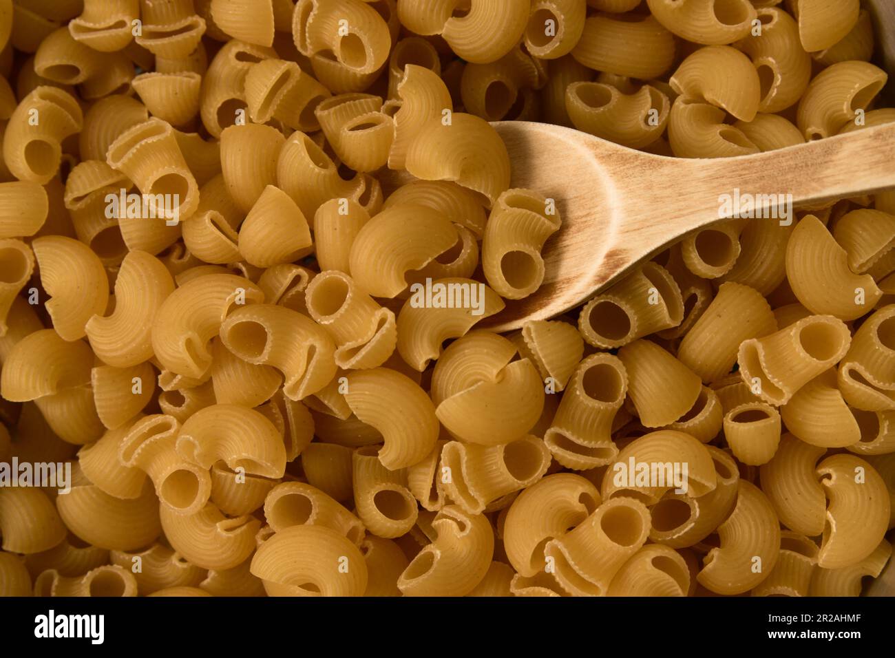 Primo piano di un mazzo di tubi di pasta ritorti e cavi o squali utilizzati nella cucina italiana per vari cibi Foto Stock