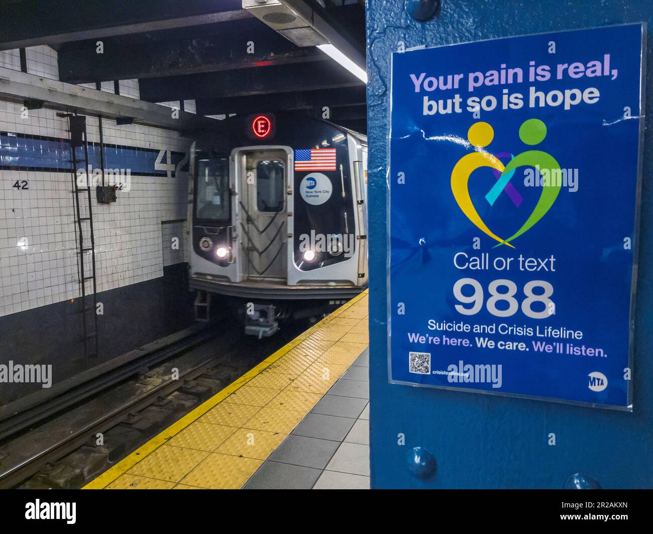 Promozione Suicide hotline nella metropolitana di New York domenica 30 aprile 2023. (© Richard B. Levine) Foto Stock