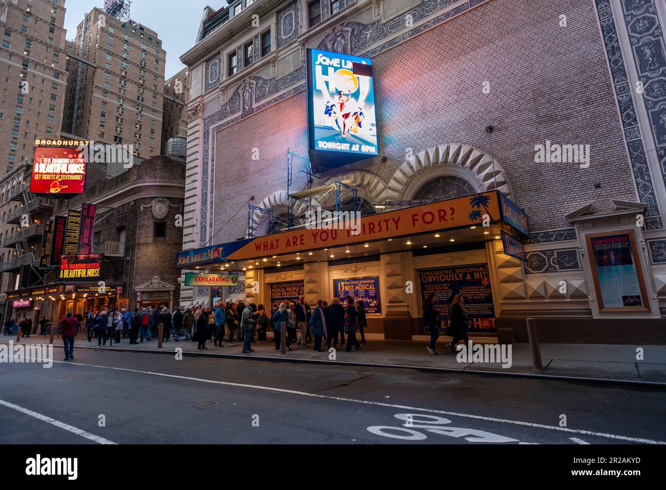 I teatergoer si allineano al di fuori di “Some Like IT Hot” presso lo Shubert Theatre nel quartiere dei teatri di Broadway a New York mercoledì 3 maggio 2023. Il musical è stato nominato per 13 Tony Awards, tra cui Best Musical. (© Richard B. Levine) Foto Stock