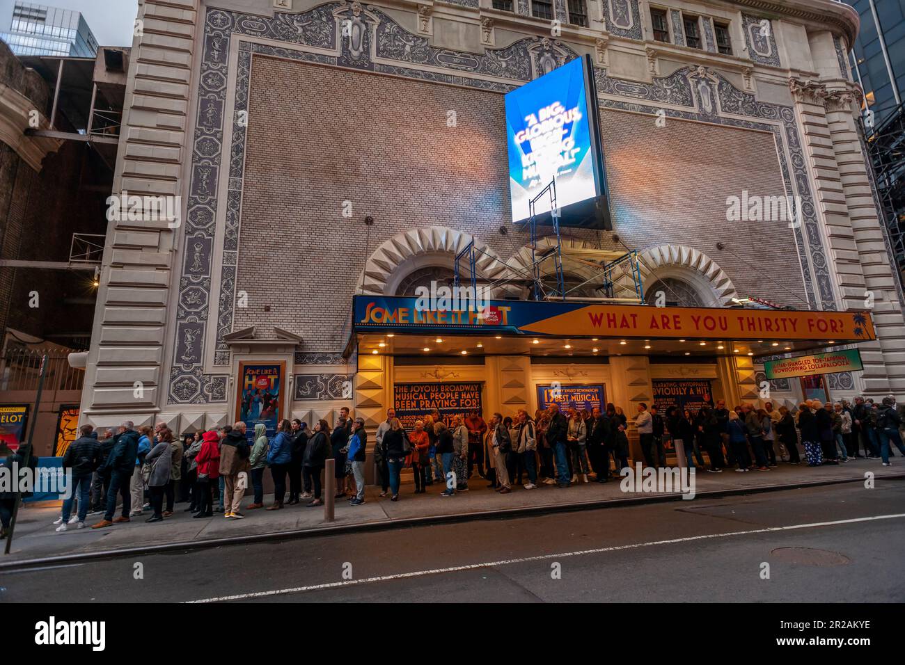 I teatergoer si allineano al di fuori di “Some Like IT Hot” presso lo Shubert Theatre nel quartiere dei teatri di Broadway a New York mercoledì 3 maggio 2023. Il musical è stato nominato per 13 Tony Awards, tra cui Best Musical. (© Richard B. Levine) Foto Stock