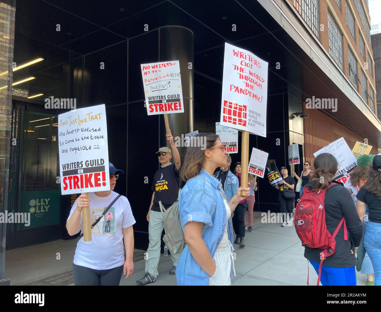 I membri della Writers Guild of America East e di altri sostenitori sindacali picket fuori dal Starett-Lehigh Building dove la serie televisiva Amazon “miliardi” è stata girata, nel quartiere Chelsea a New York mercoledì 10 maggio 2023. Gli scrittori vogliono una maggiore quota di entrate in streaming, nonché personale obbligatorio e durata del lavoro. L'ultimo sciopero del novembre 2007 durò 100 giorni. (© Frances M. Roberts) Foto Stock