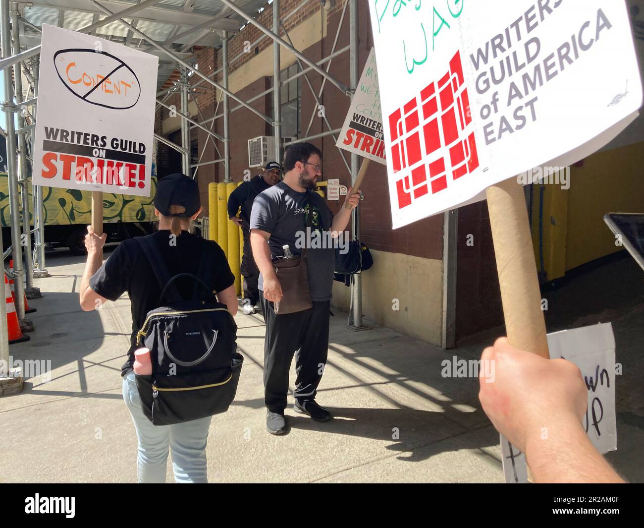 I membri della Writers Guild of America East e di altri sostenitori sindacali picket fuori dal Starett-Lehigh Building dove la serie televisiva Amazon “miliardi” è stata girata, nel quartiere Chelsea a New York mercoledì 10 maggio 2023. Gli scrittori vogliono una maggiore quota di entrate in streaming, nonché personale obbligatorio e durata del lavoro. L'ultimo sciopero del novembre 2007 durò 100 giorni. (© Frances M. Roberts) Foto Stock