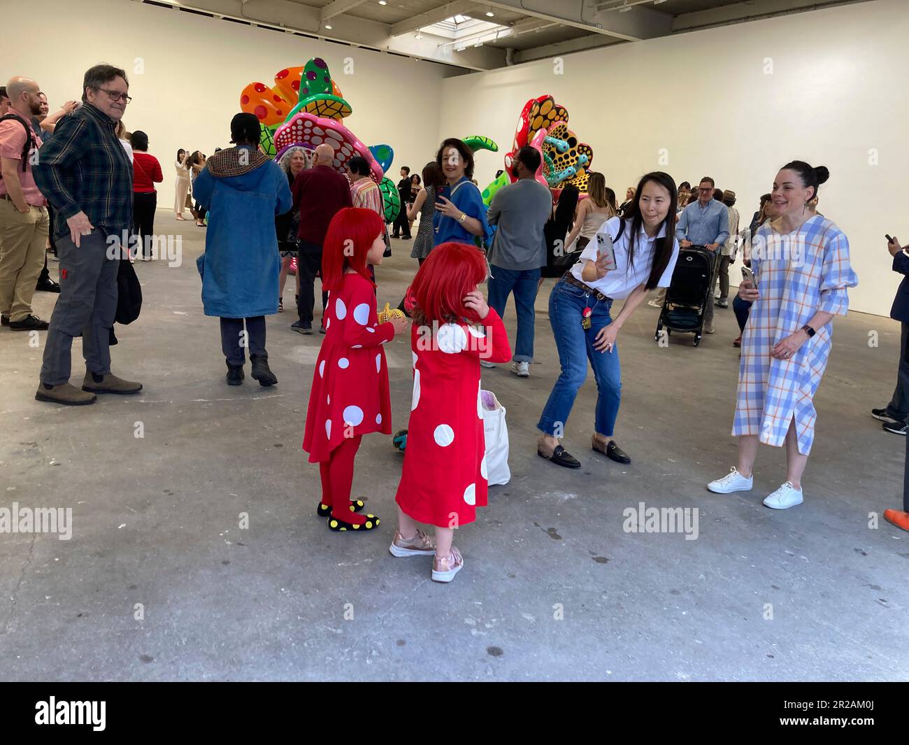 Centinaia di amanti dell’arte si affollano all’apertura di “i spend Each Day abbracciando i fiori” di Yayoi Kusama alla David Zwirner Gallery di Chelsea a New York giovedì 11 marzo 2023. La mostra presenta nuovi dipinti, nuove sculture e una nuova "stanza dello specchio a sfioro", il tutto in una delle sue più grandi mostre. (© Frances M. Roberts) Foto Stock