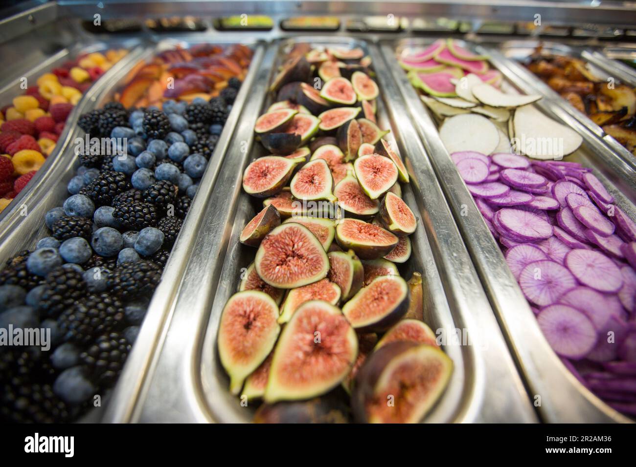 Primo piano dei fichi bianchi della Sierra con frutta e verdura presso un Salad Bar Foto Stock