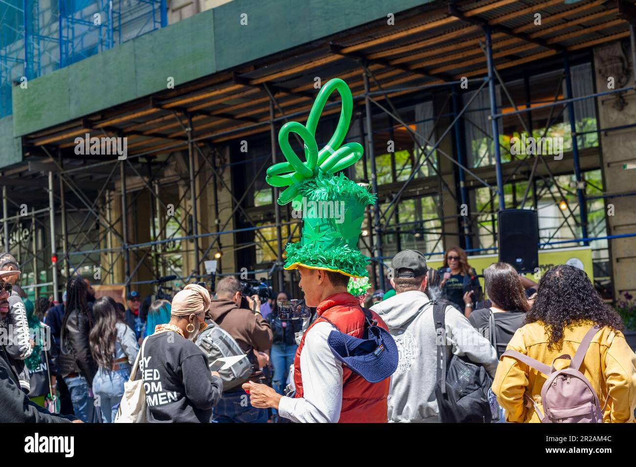 I sostenitori della marijuana marciano a New York sabato 6 maggio 2023 alla 50th° edizione della NYC Cannabis Parade. La marcia includeva un'ampia gamma di dati demografici, dai Millennial ai hippies di vecchia data. New York ha legalizzato la marijuana per uso ricreativo per adulti di 21 anni e più dopo molti anni e molti tentativi falliti. (© Richard B. Levine) Foto Stock