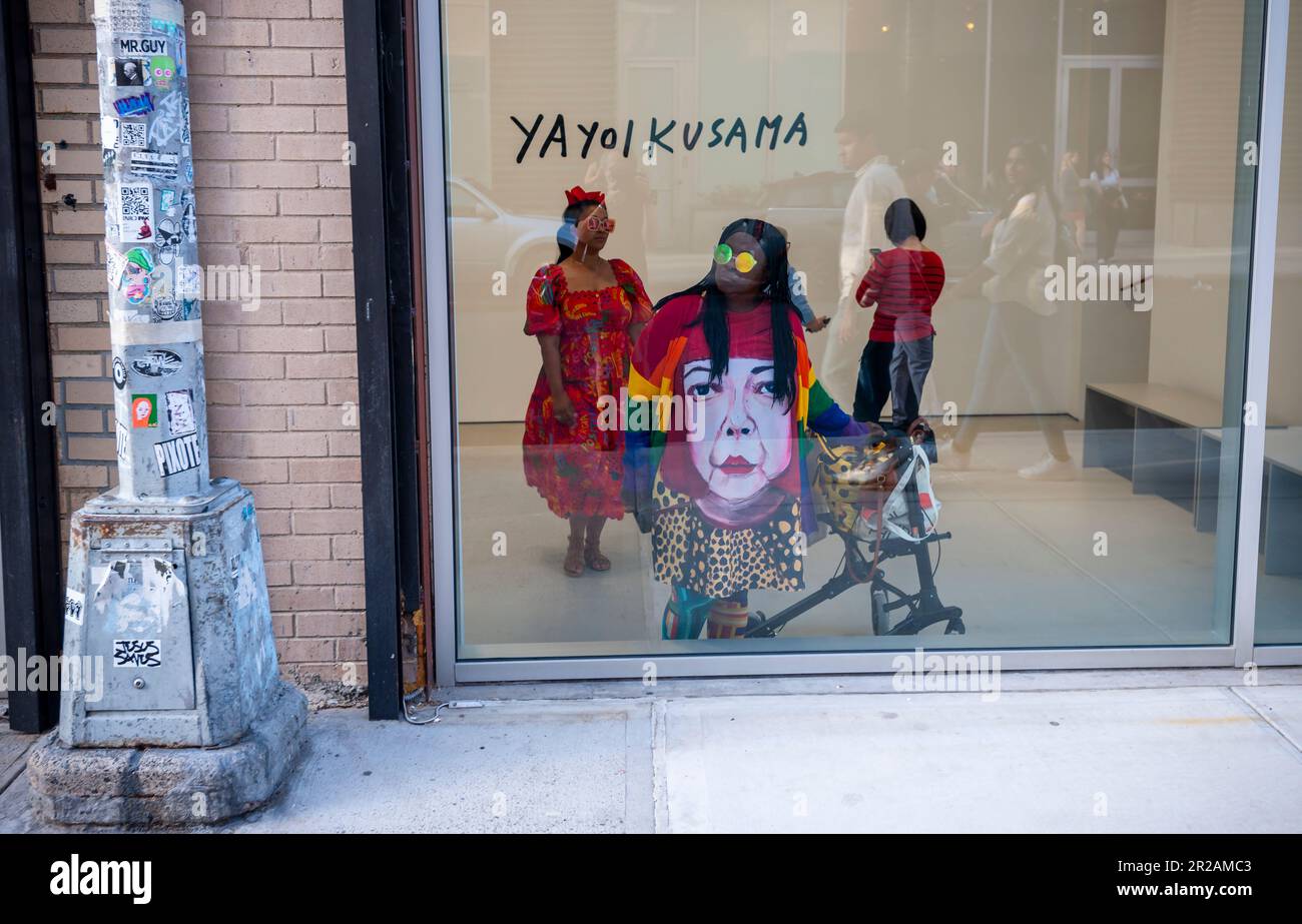 Centinaia di amanti dell’arte si affollano all’apertura di “i spend Each Day abbracciando i fiori” di Yayoi Kusama alla David Zwirner Gallery di Chelsea a New York giovedì 11 marzo 2023. La mostra presenta nuovi dipinti, nuove sculture e una nuova "stanza dello specchio a sfioro", il tutto in una delle sue più grandi mostre. (© Richard B. Levine) Foto Stock
