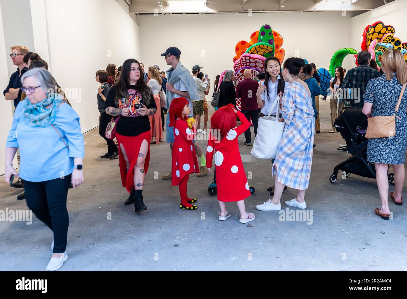 Centinaia di amanti dell’arte si affollano all’apertura di “i spend Each Day abbracciando i fiori” di Yayoi Kusama alla David Zwirner Gallery di Chelsea a New York giovedì 11 marzo 2023. La mostra presenta nuovi dipinti, nuove sculture e una nuova "stanza dello specchio a sfioro", il tutto in una delle sue più grandi mostre. (© Richard B. Levine) Foto Stock